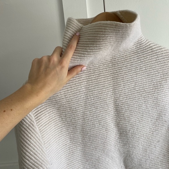 SOLD - Wilfred Thick White Italian Yarn, 100% Wool - Picture 5 of 5